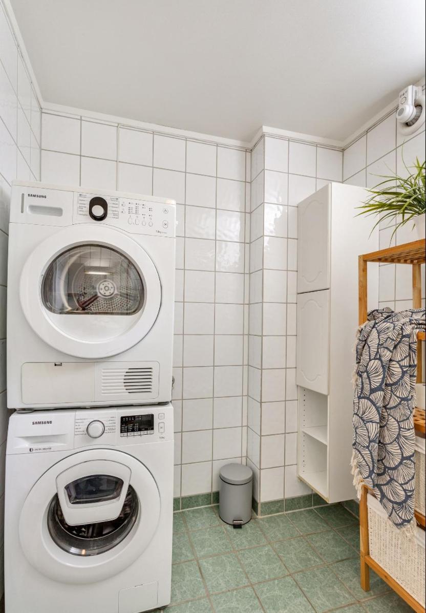 Appartement Entire 2-bedroom With Private Entrance Near Centre *