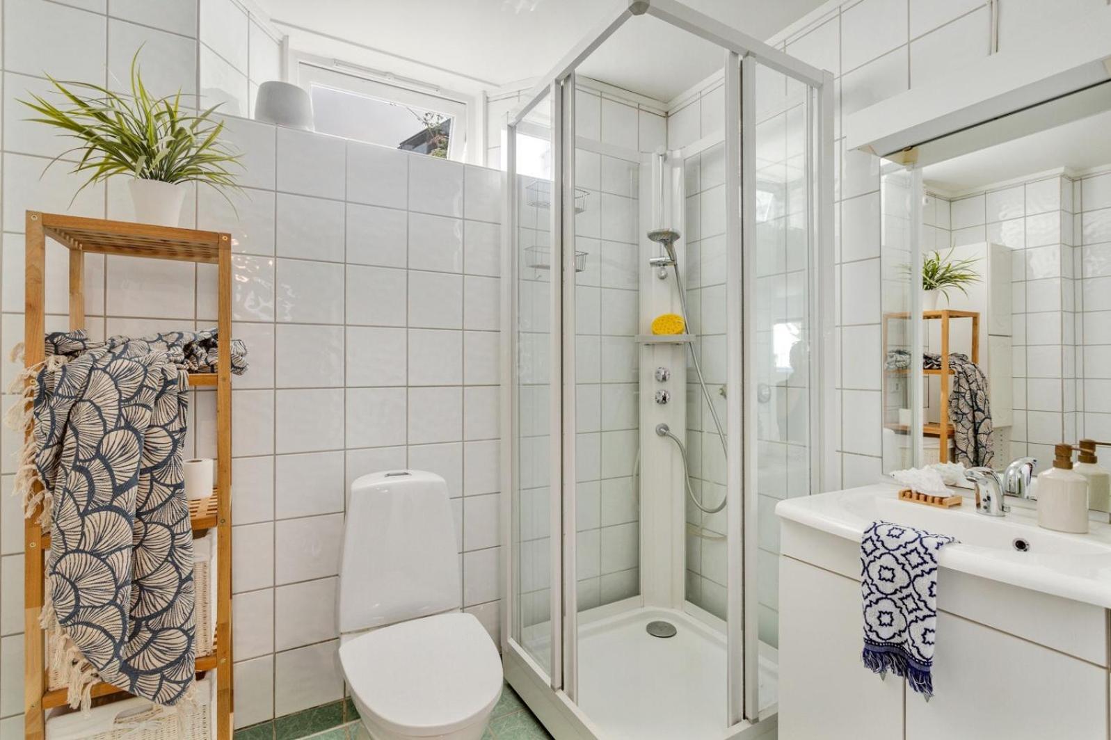 Appartement Entire 2-bedroom With Private Entrance Near Centre *