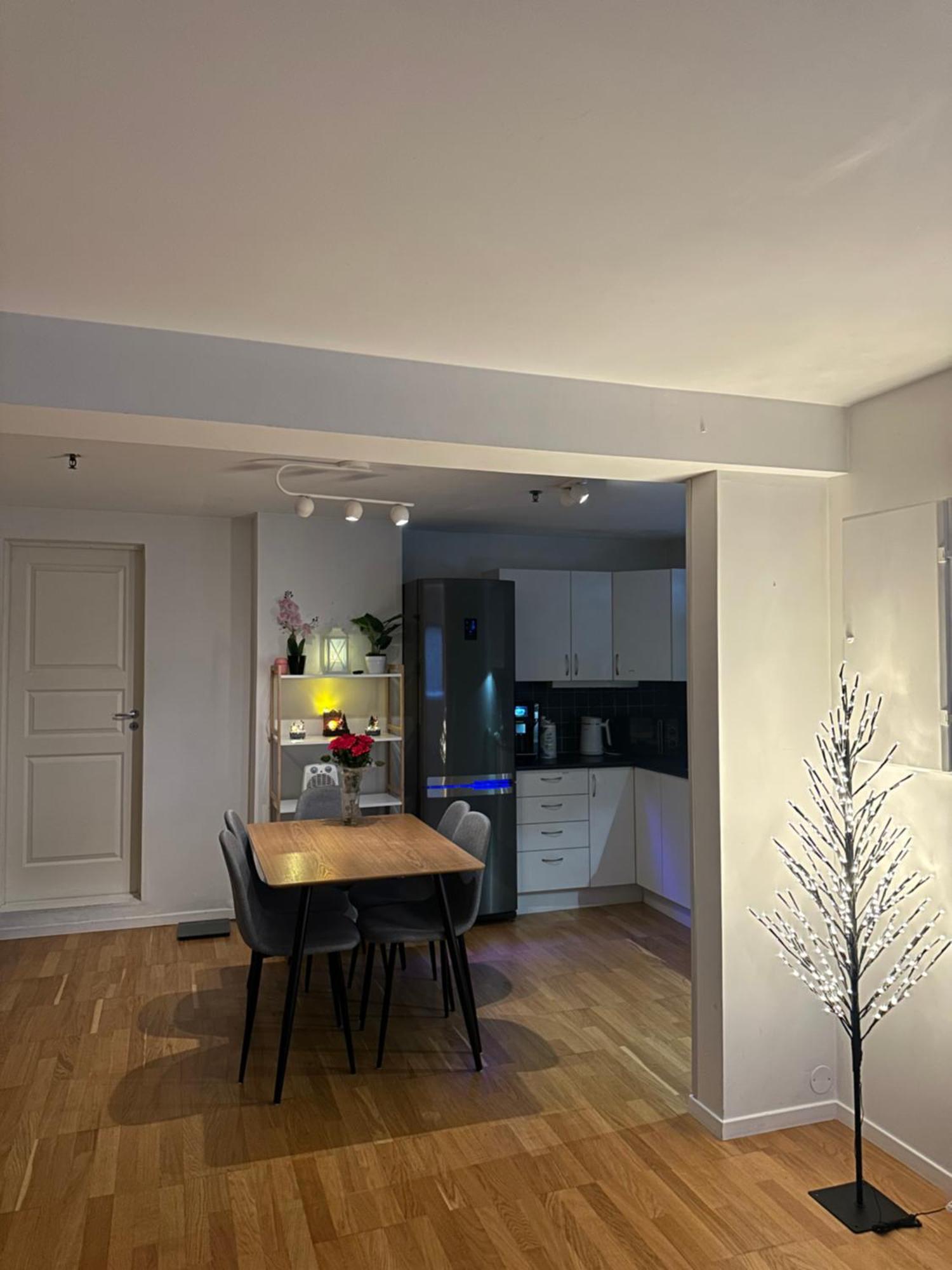 Appartement Entire 2-bedroom With Private Entrance Near Centre *